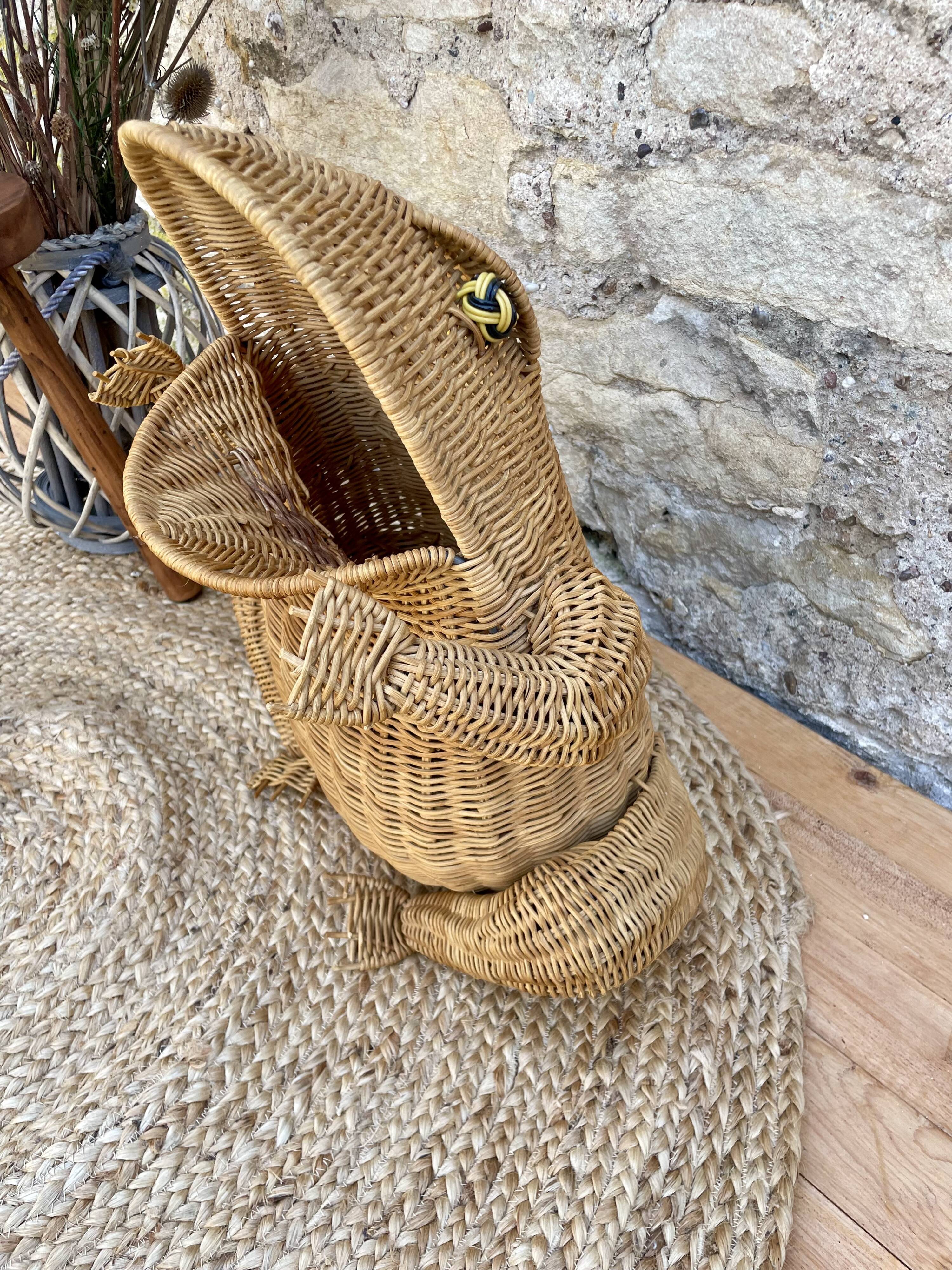 Rattan frog magazine holder