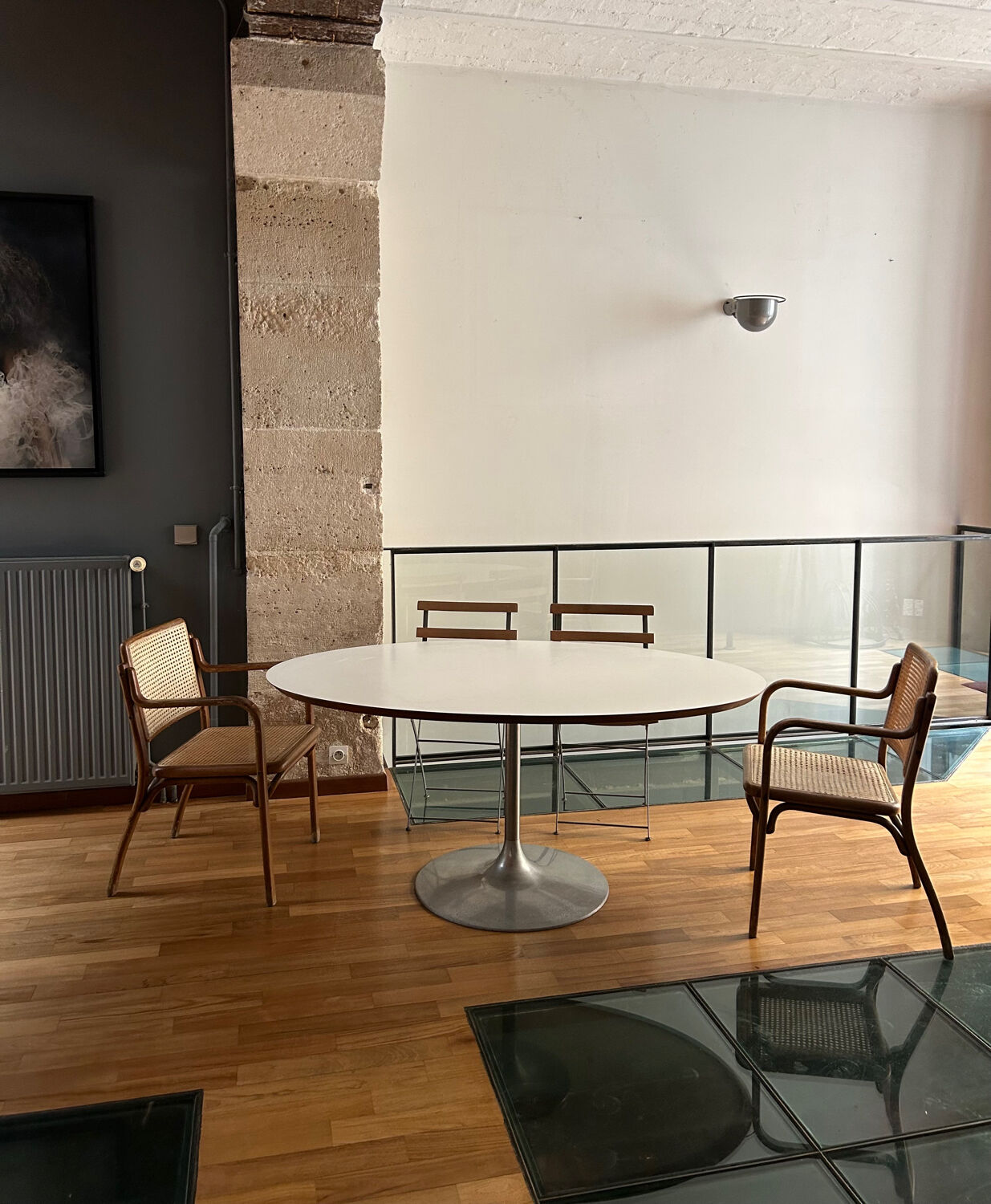 Table ovale vintage pied tulipe Georges Frydman pour EFA 1970