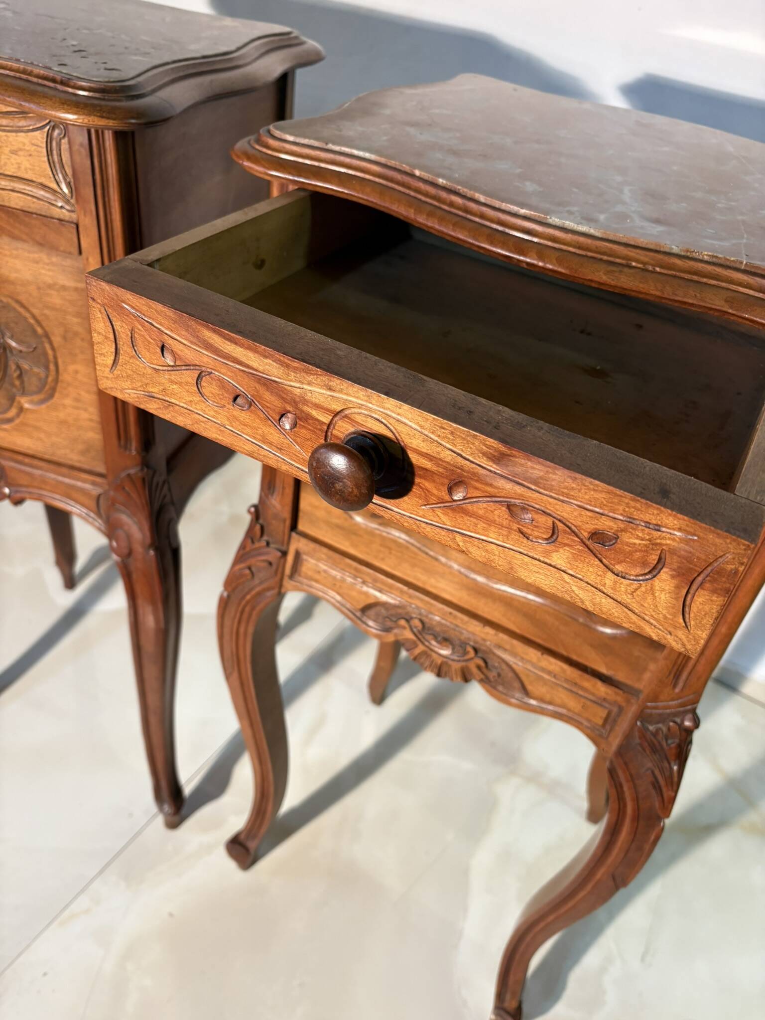 Pair of antique bedside tables with marble top and ceramic niche