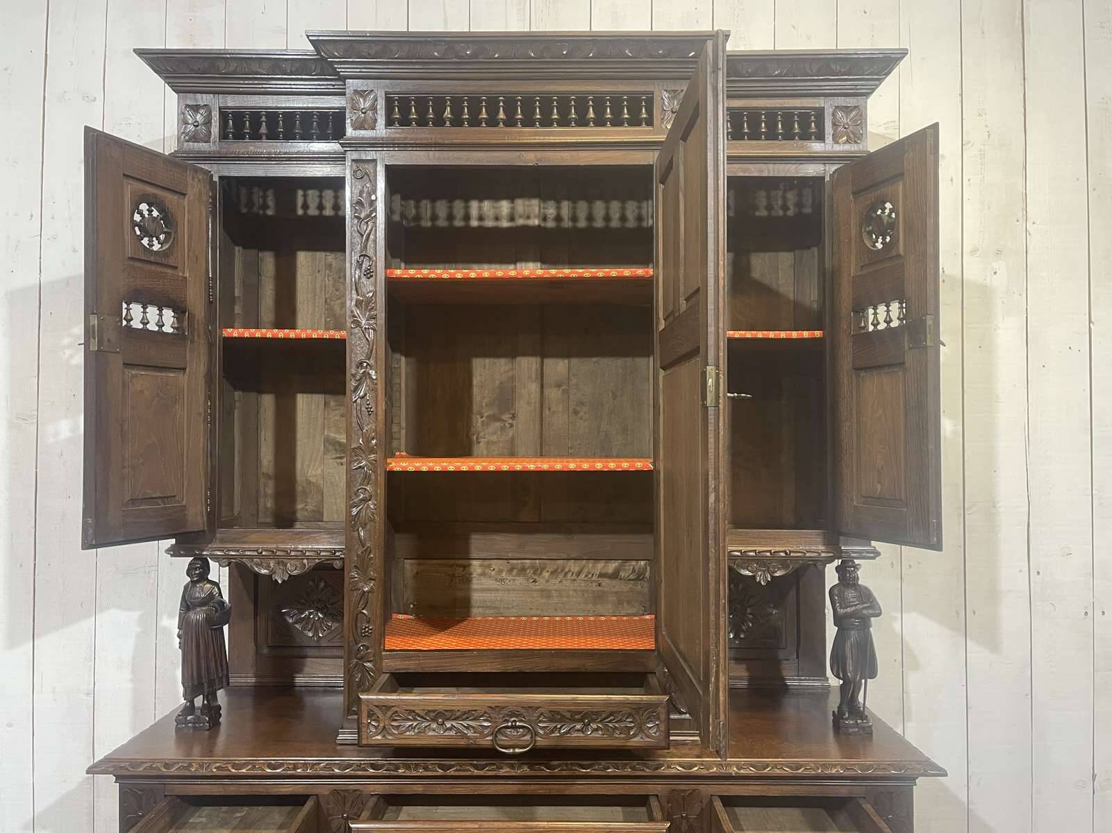 Buffet Breton 2 corps début XXème en châtaignier richement sculpté