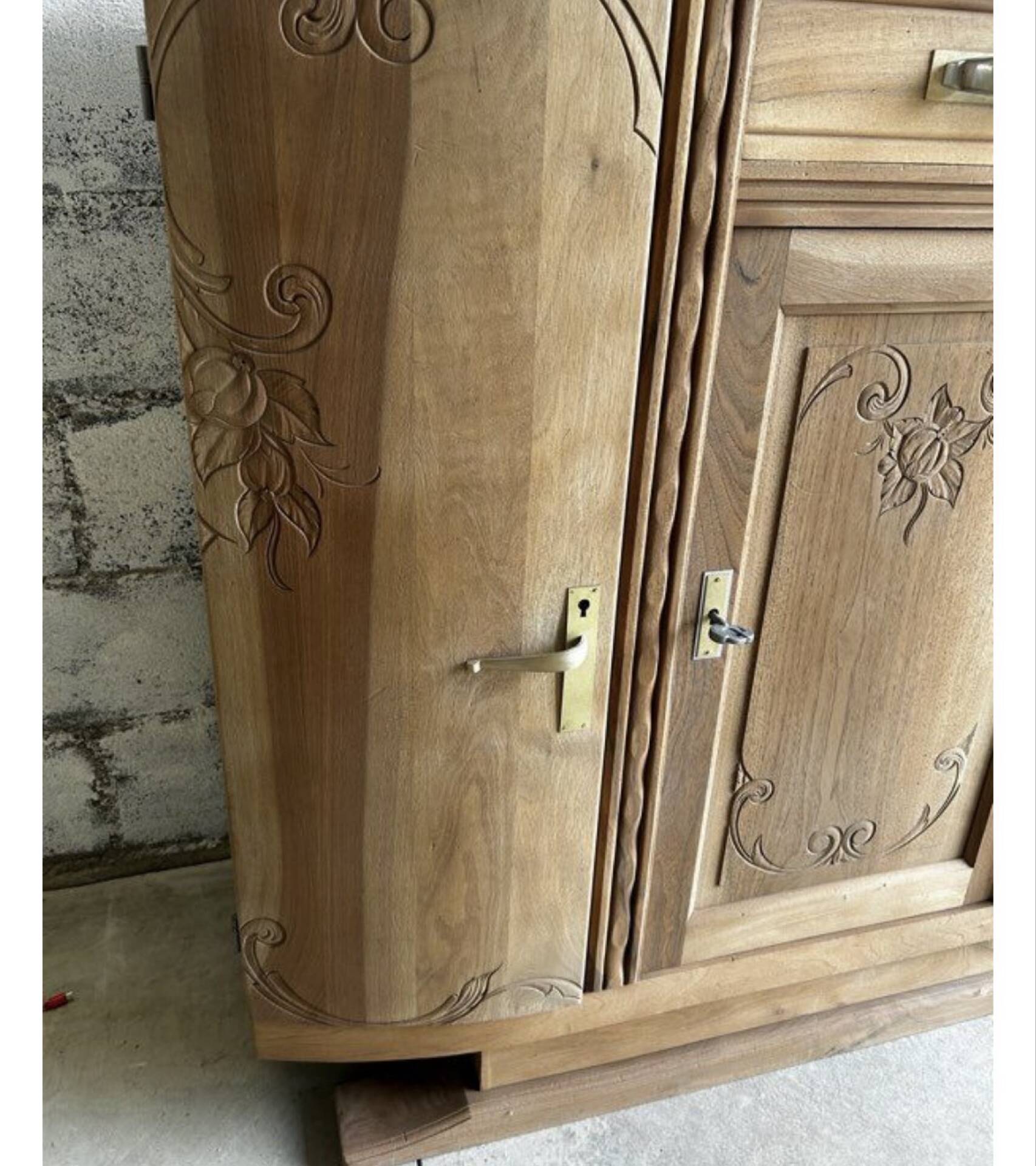 Buffet very art deco in raw walnut