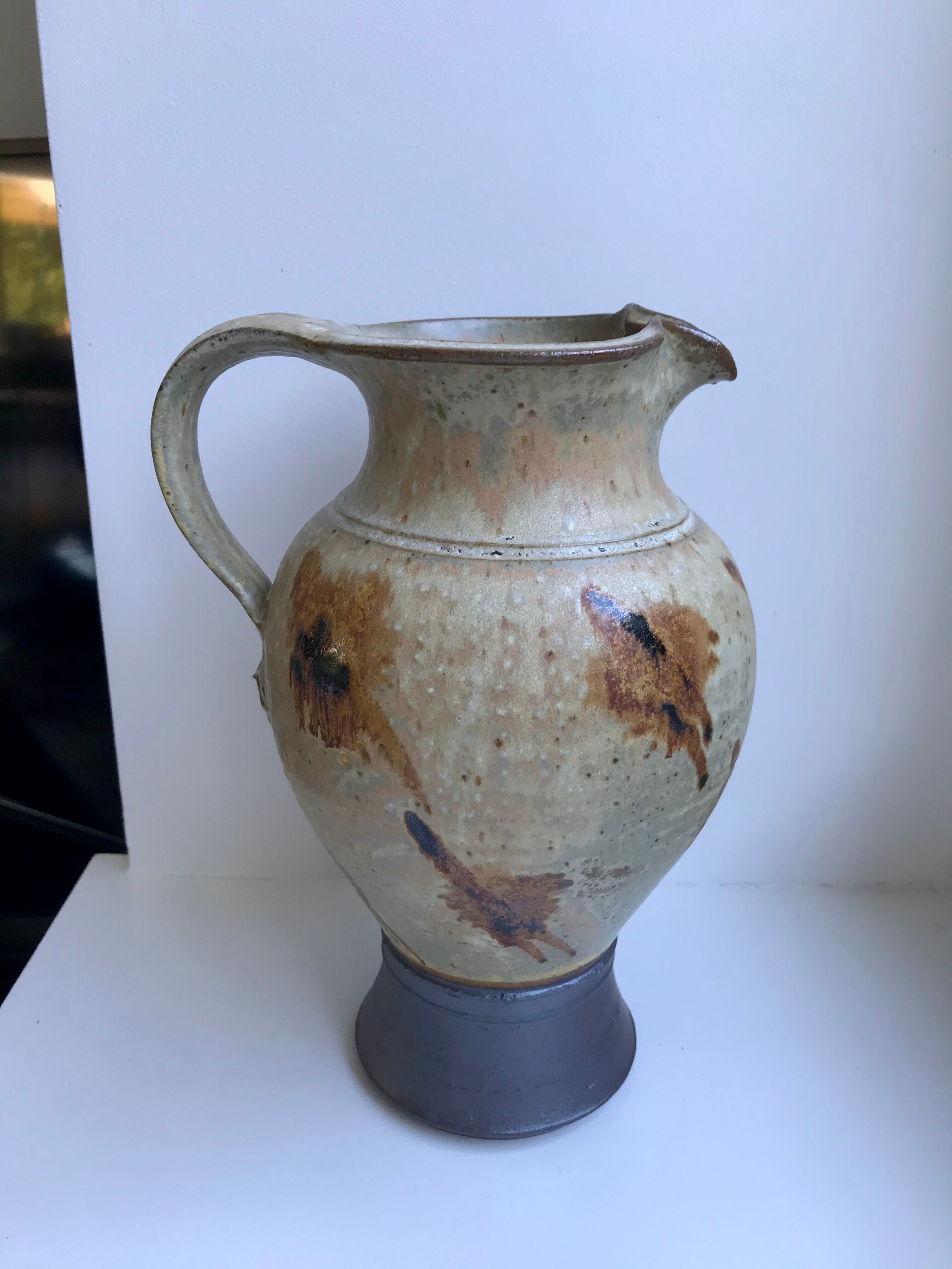 Pichet / broc en céramique / poterie émaillé années 60-70 signé