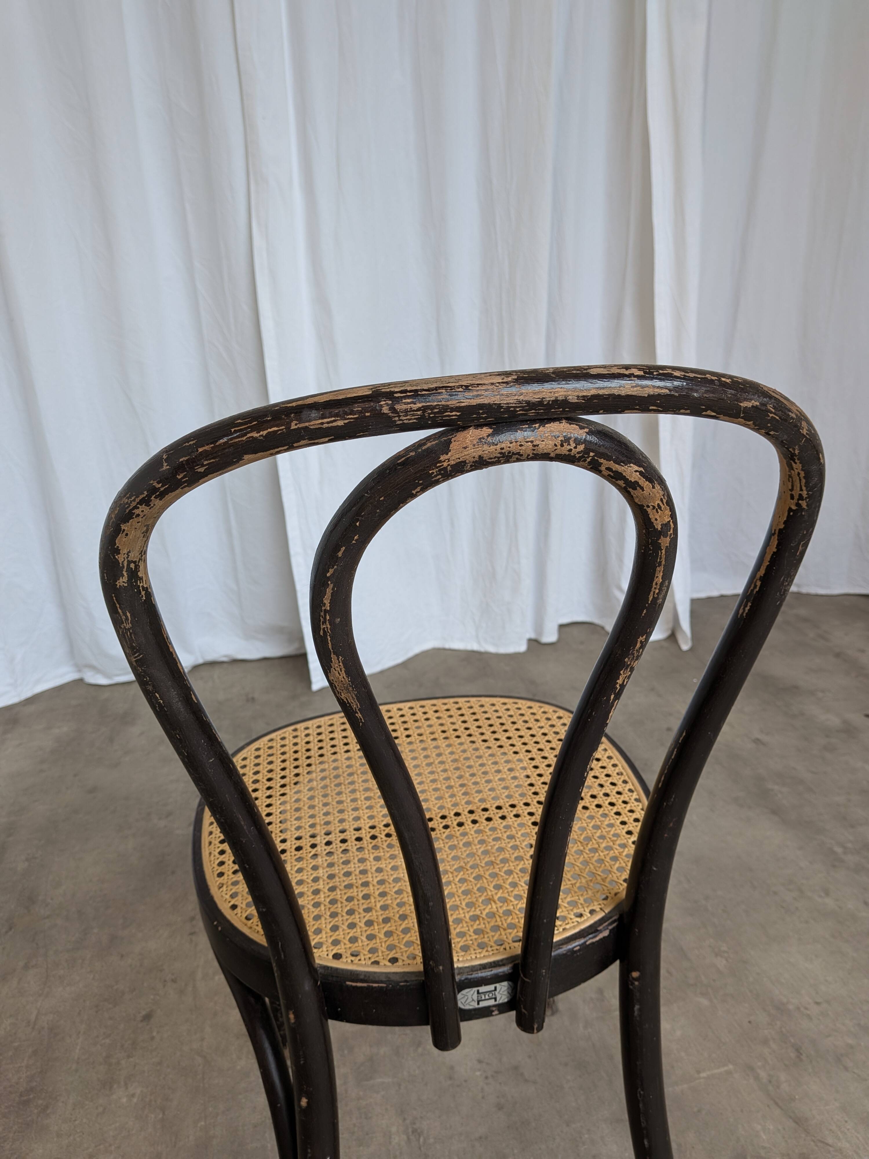Chaise de salle à manger vintage en bois cintré : siège en osier noir de style Thonet