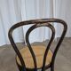 Chaise de salle à manger vintage en bois cintré : siège en osier noir de style Thonet