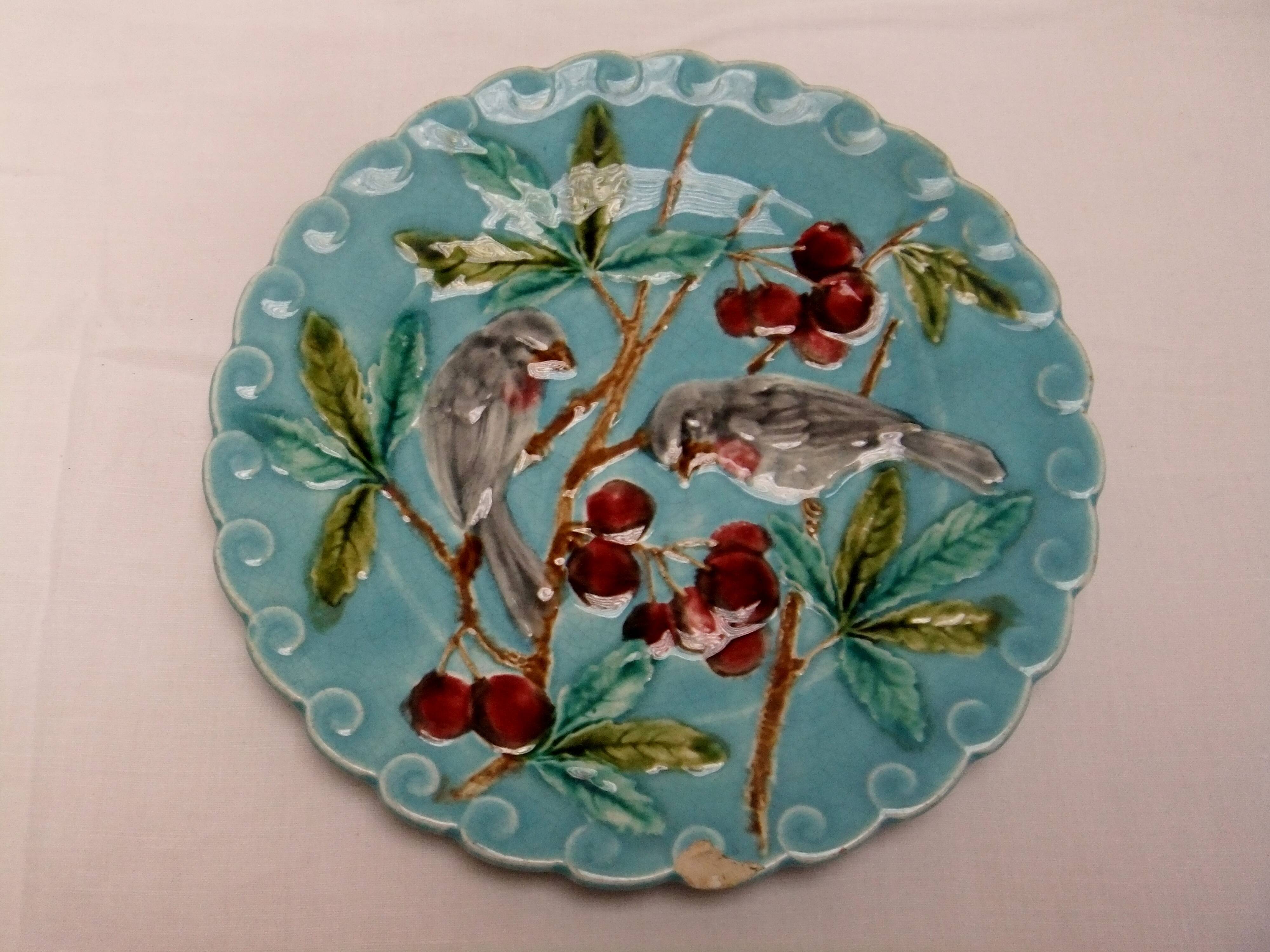 Assiette Barbotine Sarreguemines décor aux oiseaux cerises