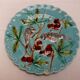 Assiette Barbotine Sarreguemines décor aux oiseaux cerises