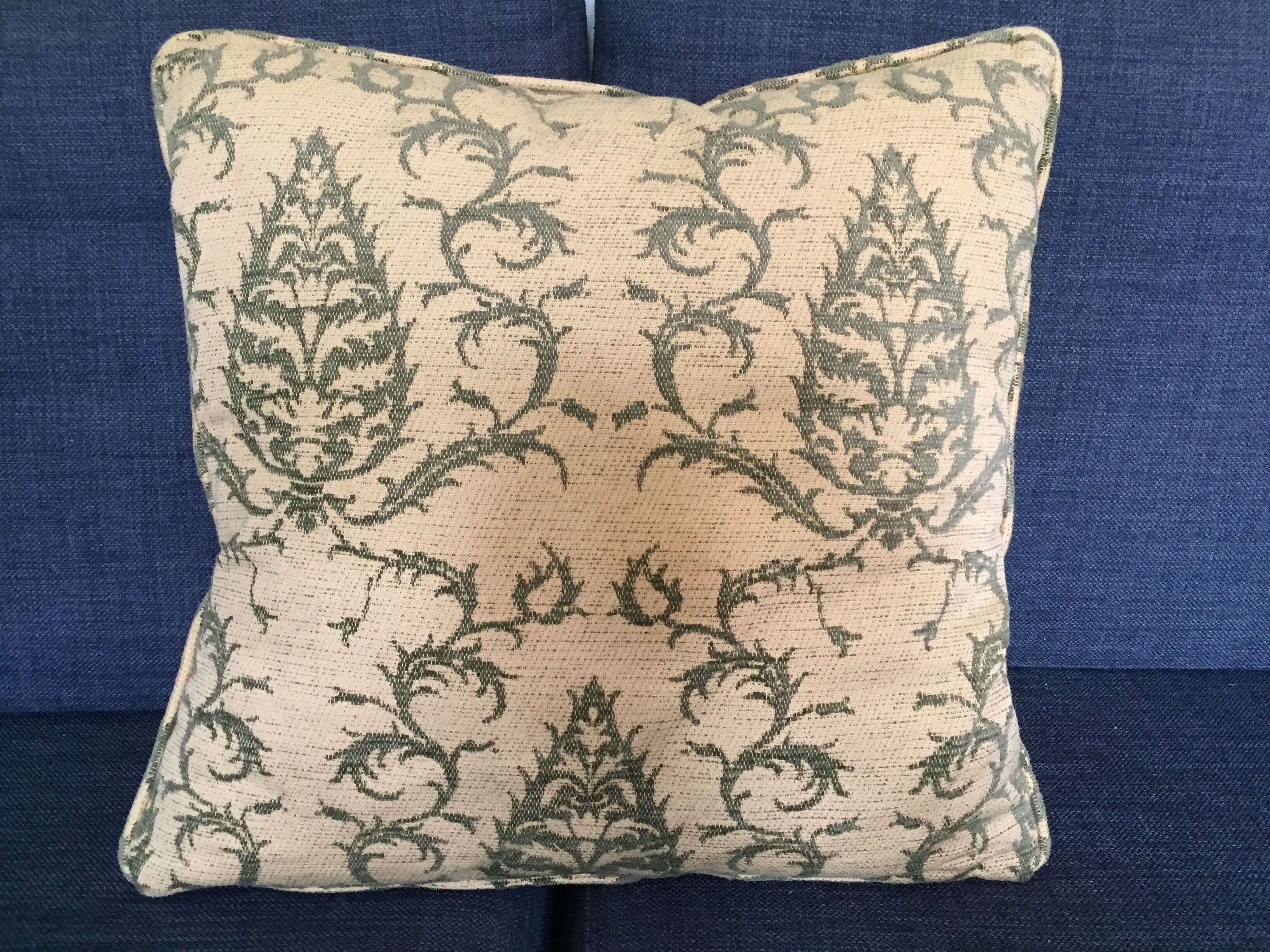 Decorative pillow case in velvet with ottoman turkish 16th century motifs