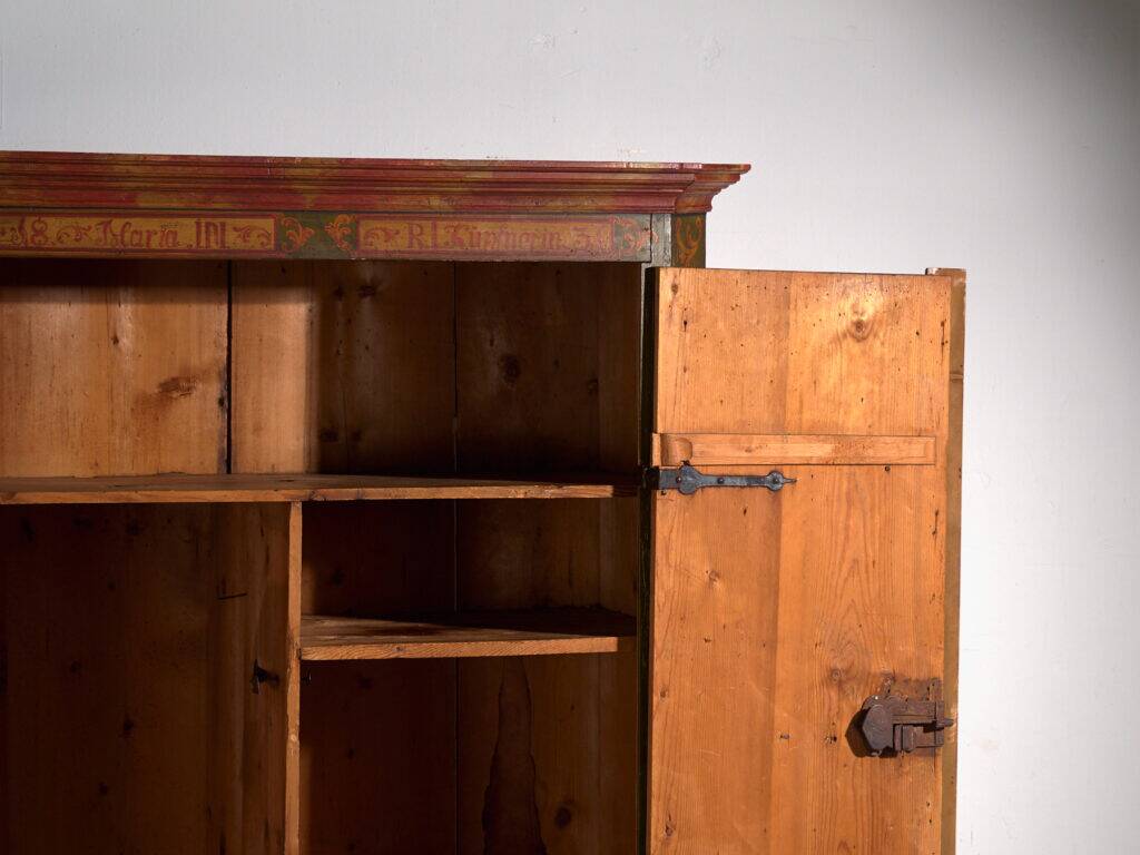 Armoire ancienne peinte en bois de pin – Austrie, 1831