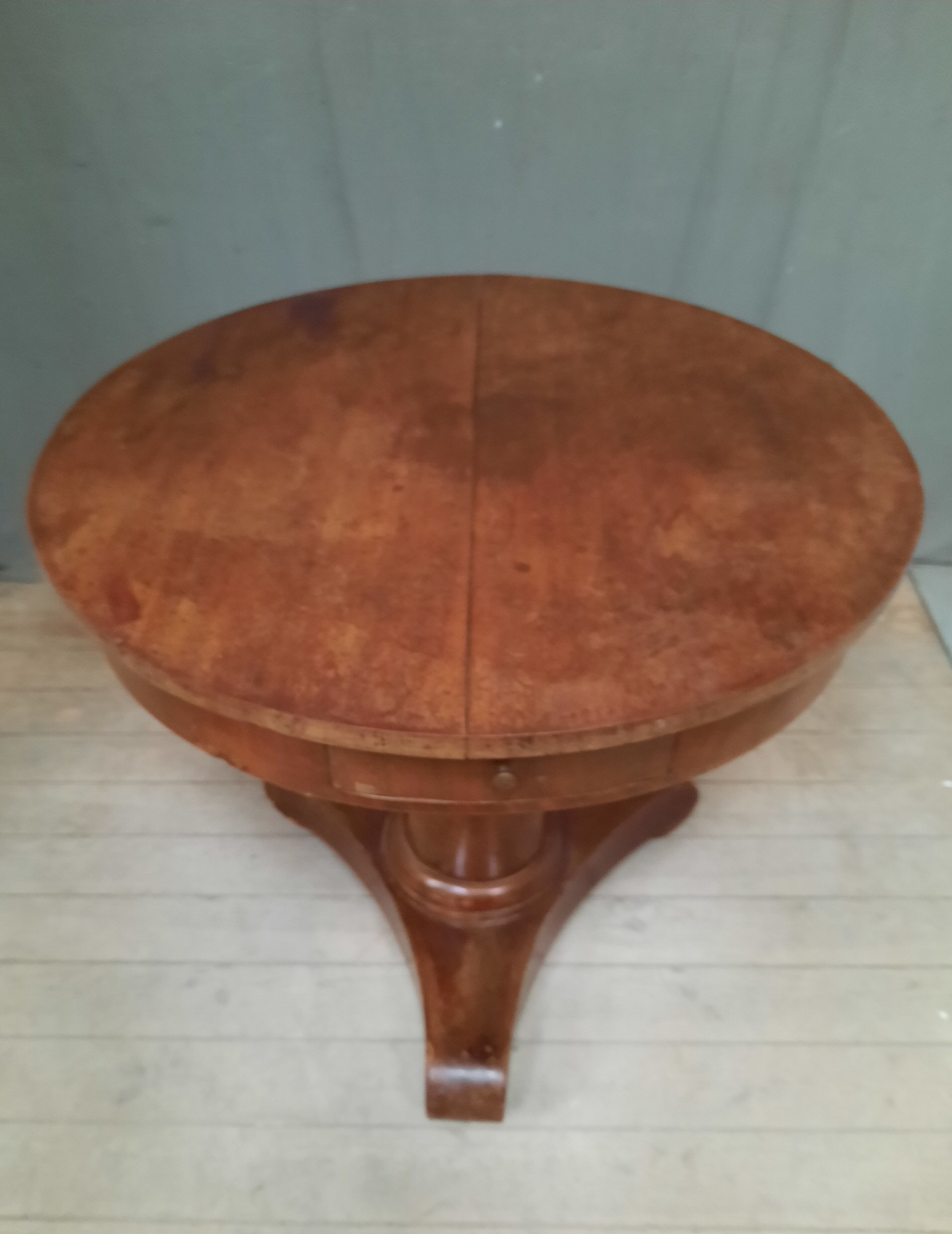 Restoration pedestal table with central barrel