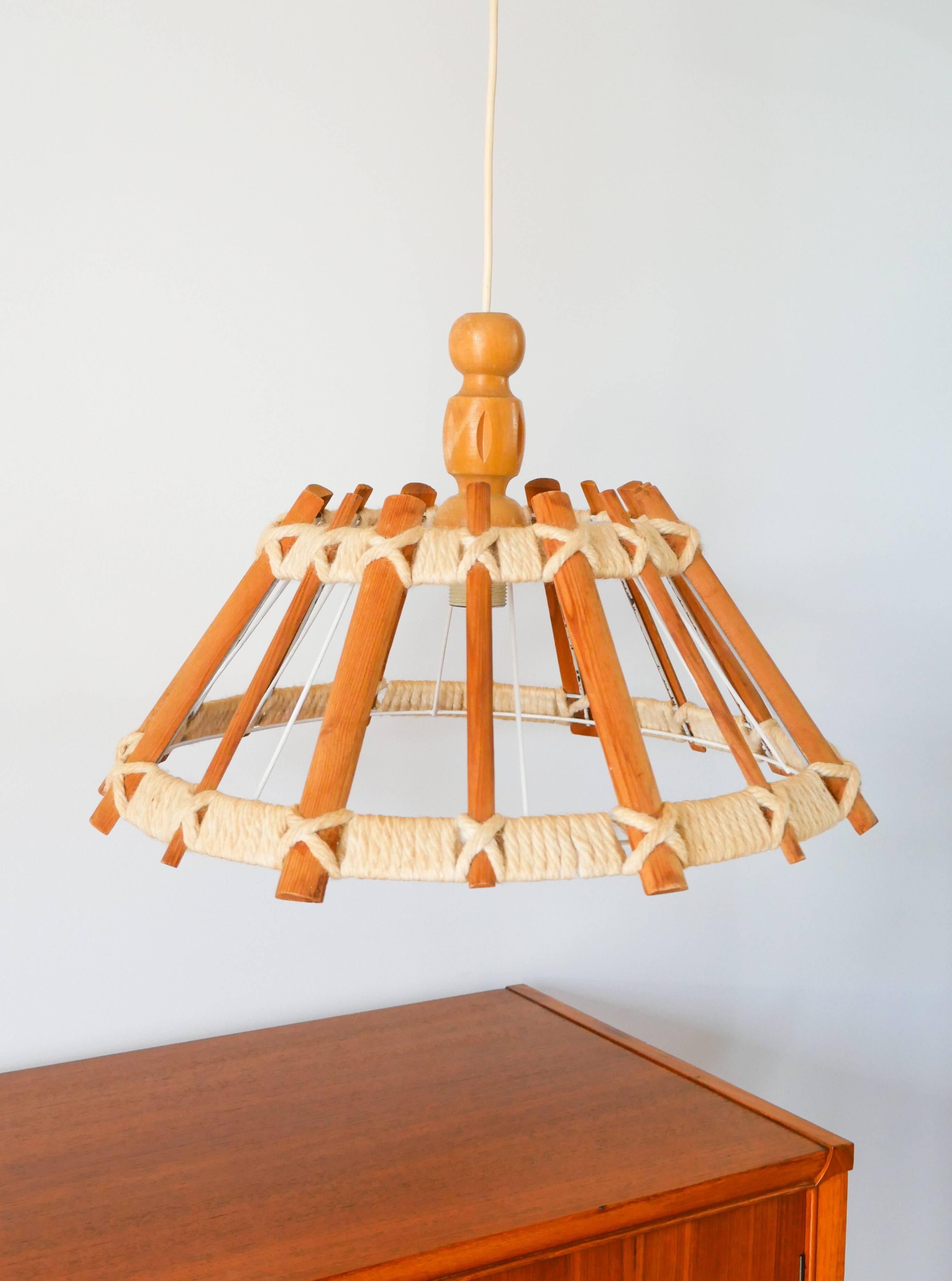 Scandinavian pendant light in wood and rope, 1960