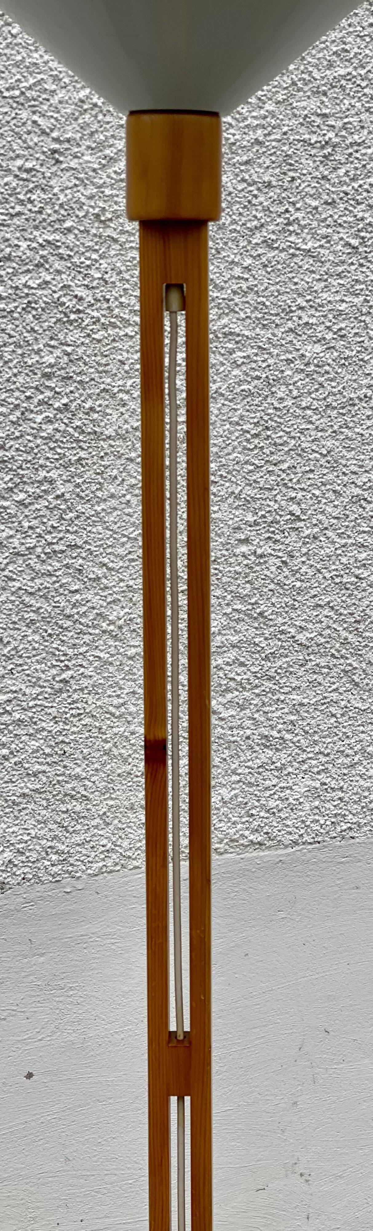 Vintage 1980s Scandinavian floor lamp in pine and white lacquered metal.