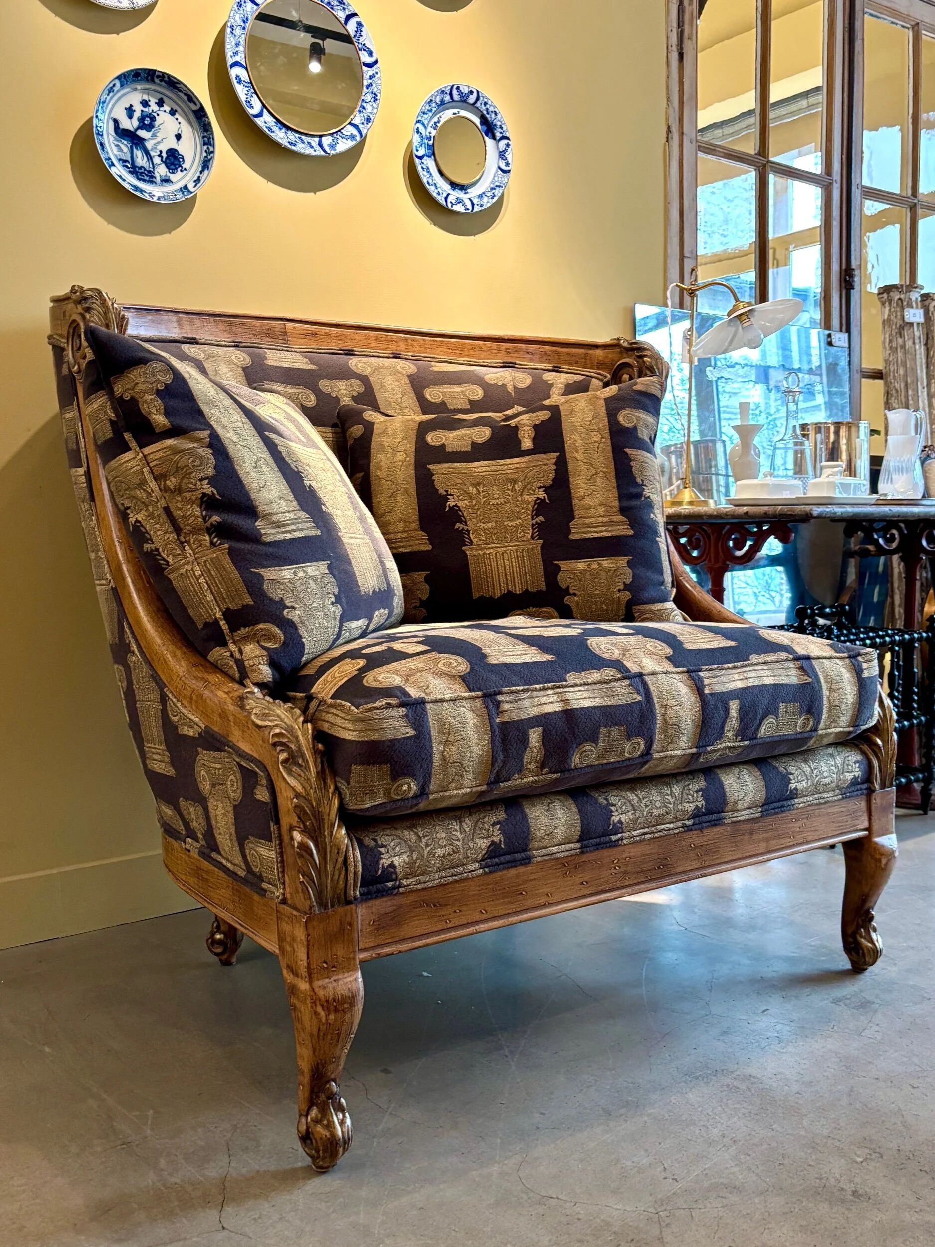 Armchair in a wooden confessional style with black and beige cotton.