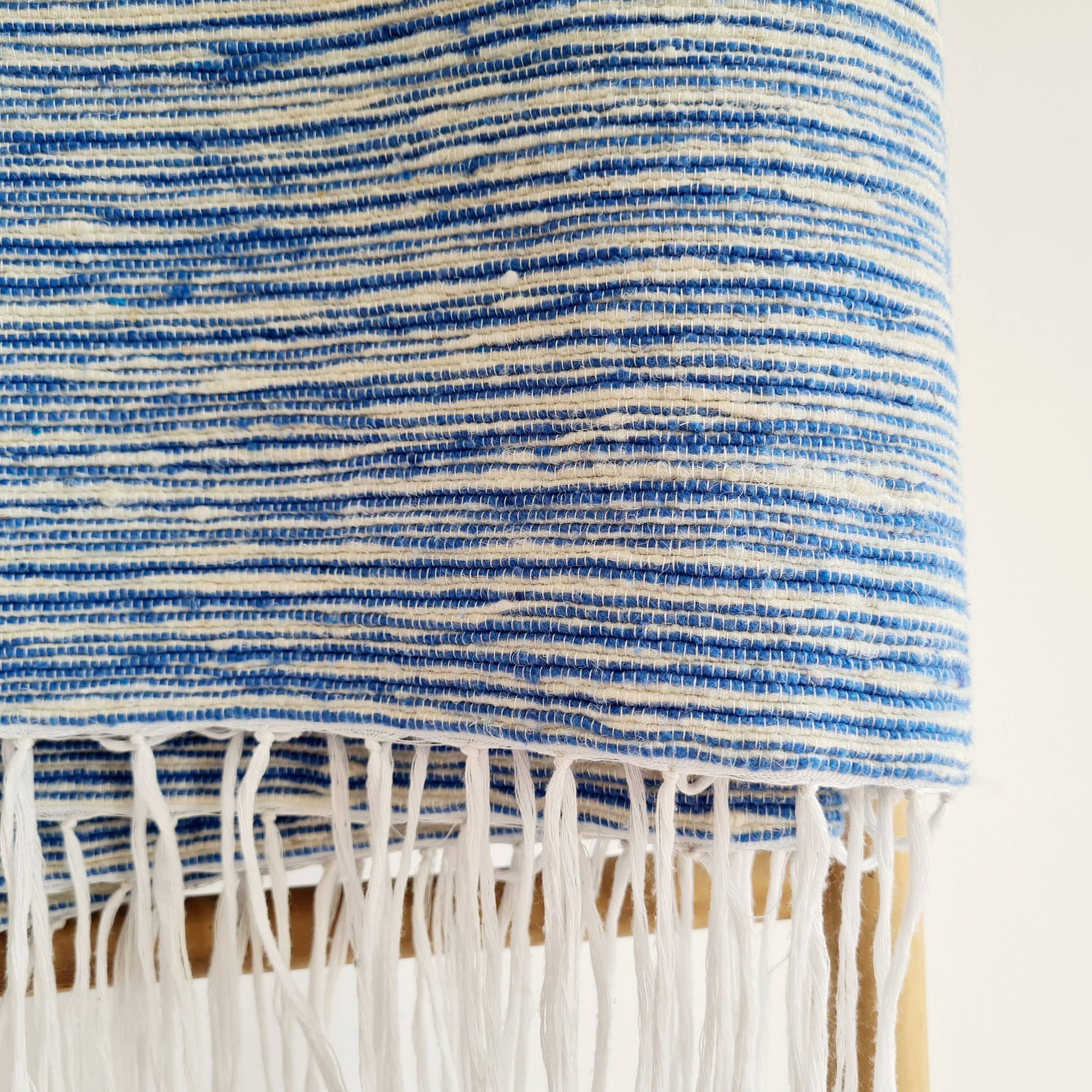 Plaid marocain artisanat rayures blanches et bleues