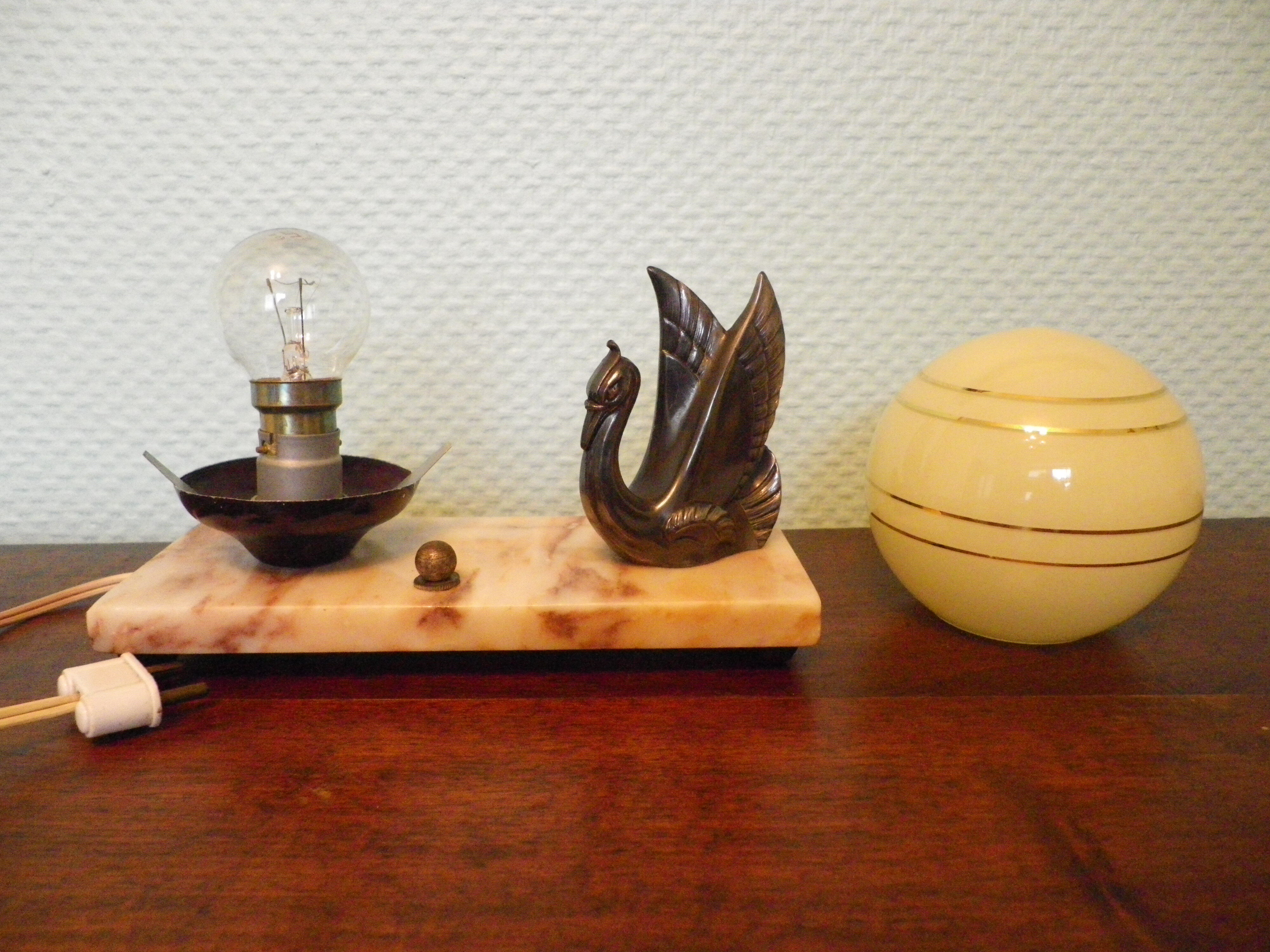 Art deco table lamp 1920/1940, marble, opaline, regulated swan