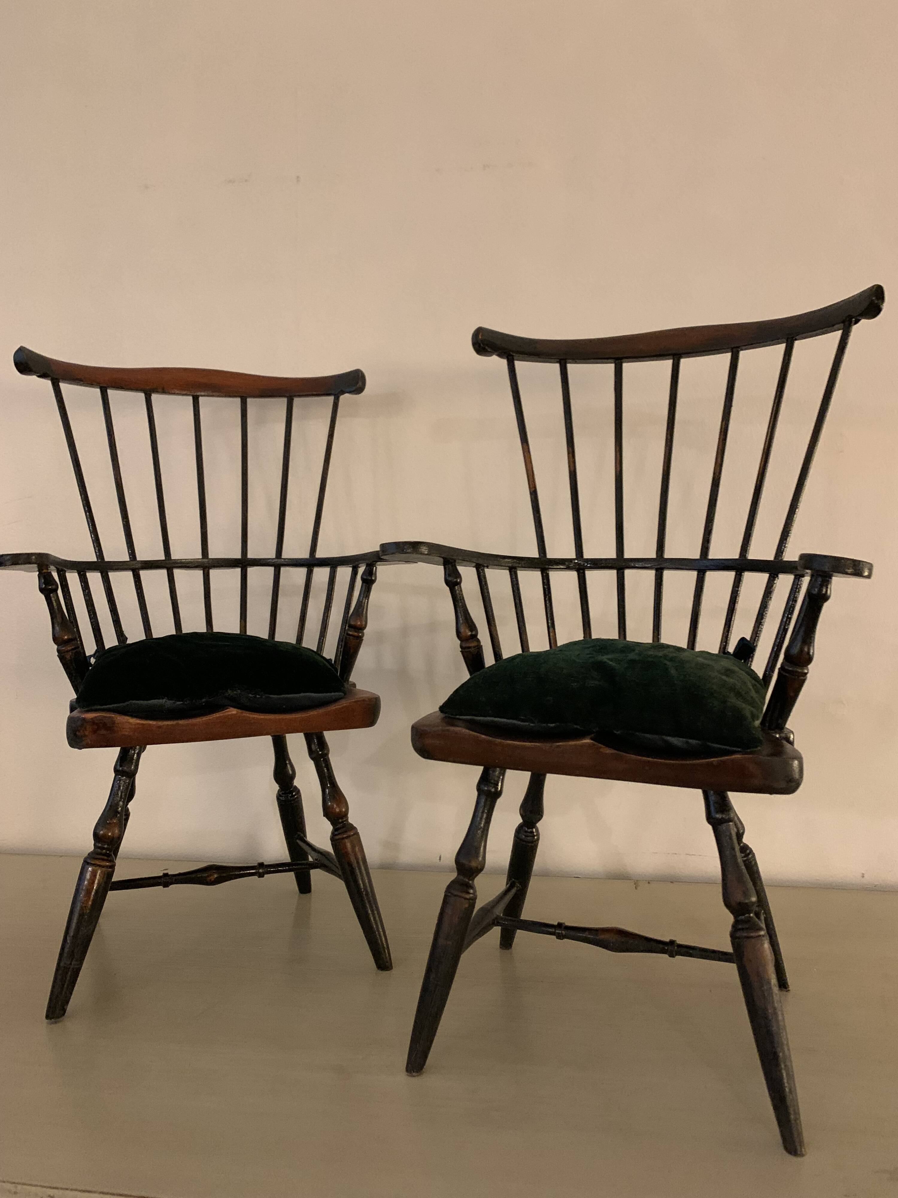 Chaises de poupées anciennes