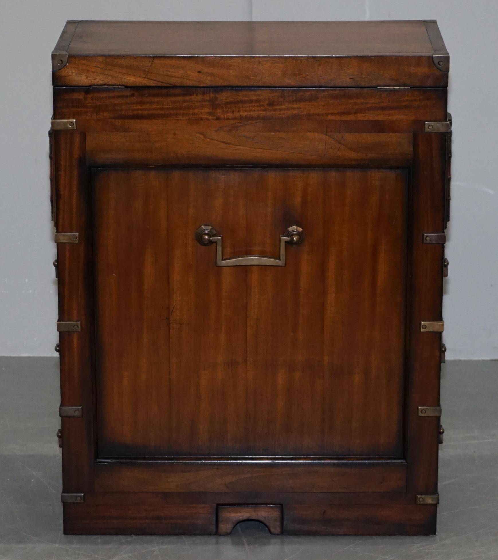 Commode campagne militaire Harrods en cuir - léger et décoratif