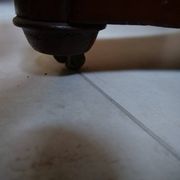 Guéridon en bois foncé et marbre noir