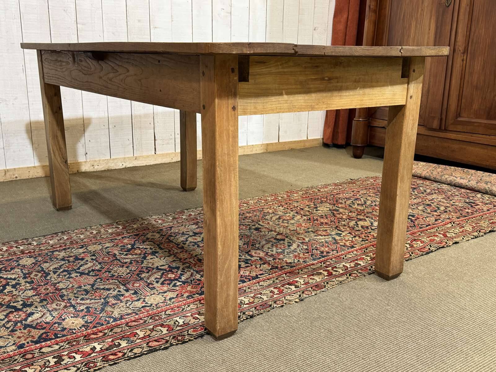 Extendable oak table from the 1930s with Gothic decoration.