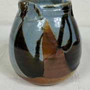 Pot en grès artisanal signé – Bleu, brun et ocre