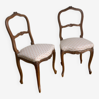 Duo of chairs with floral decoration
