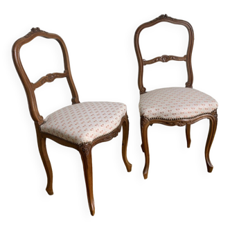 Duo of chairs with floral decoration