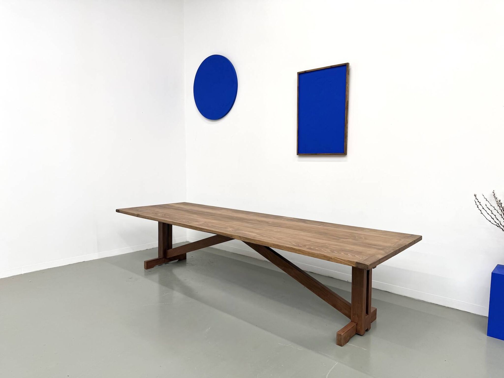 Refectory table in solid pine and beech, with X-shaped legs.