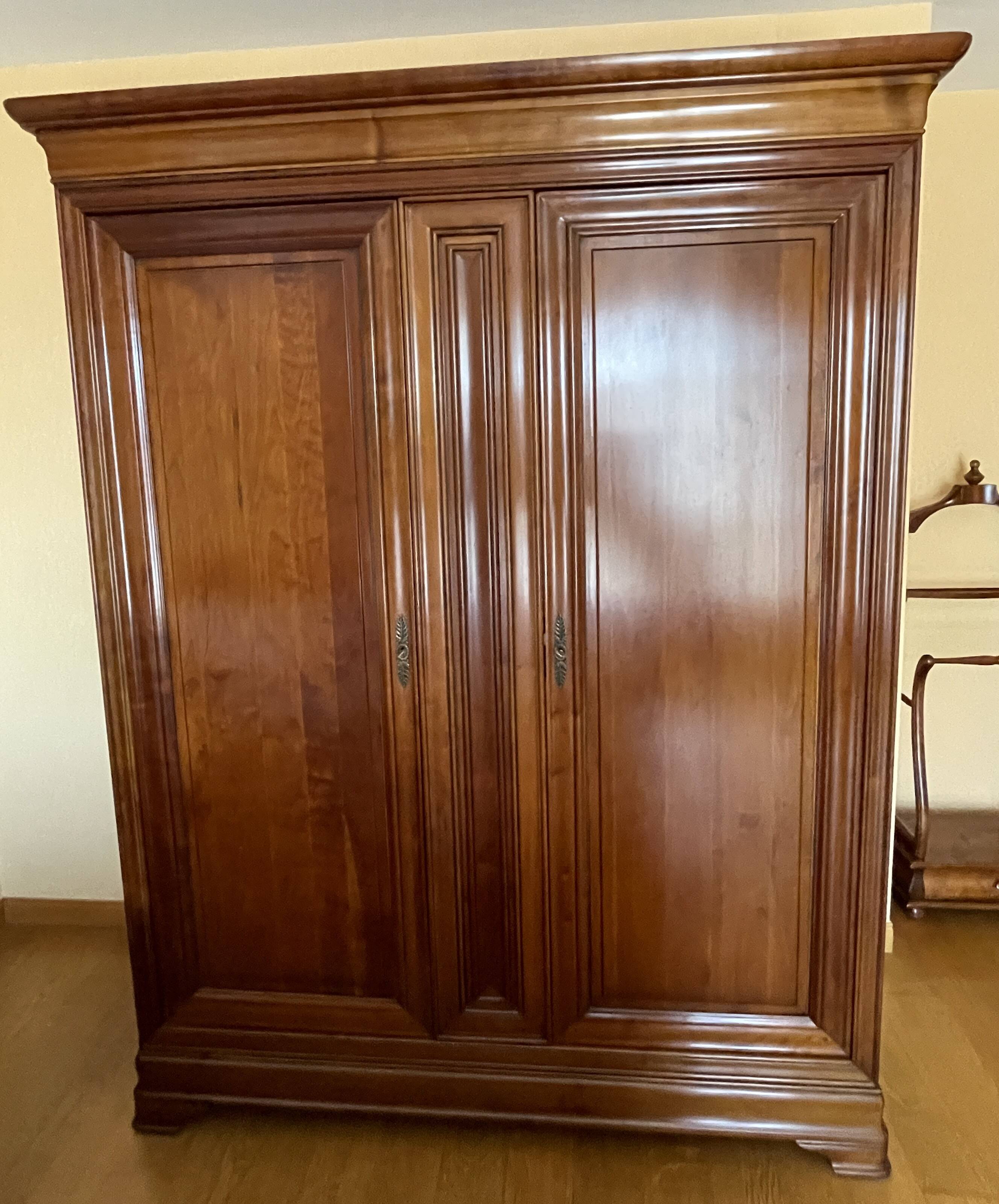 2-door wardrobe in solid cherry wood – Atelier Bonsecours