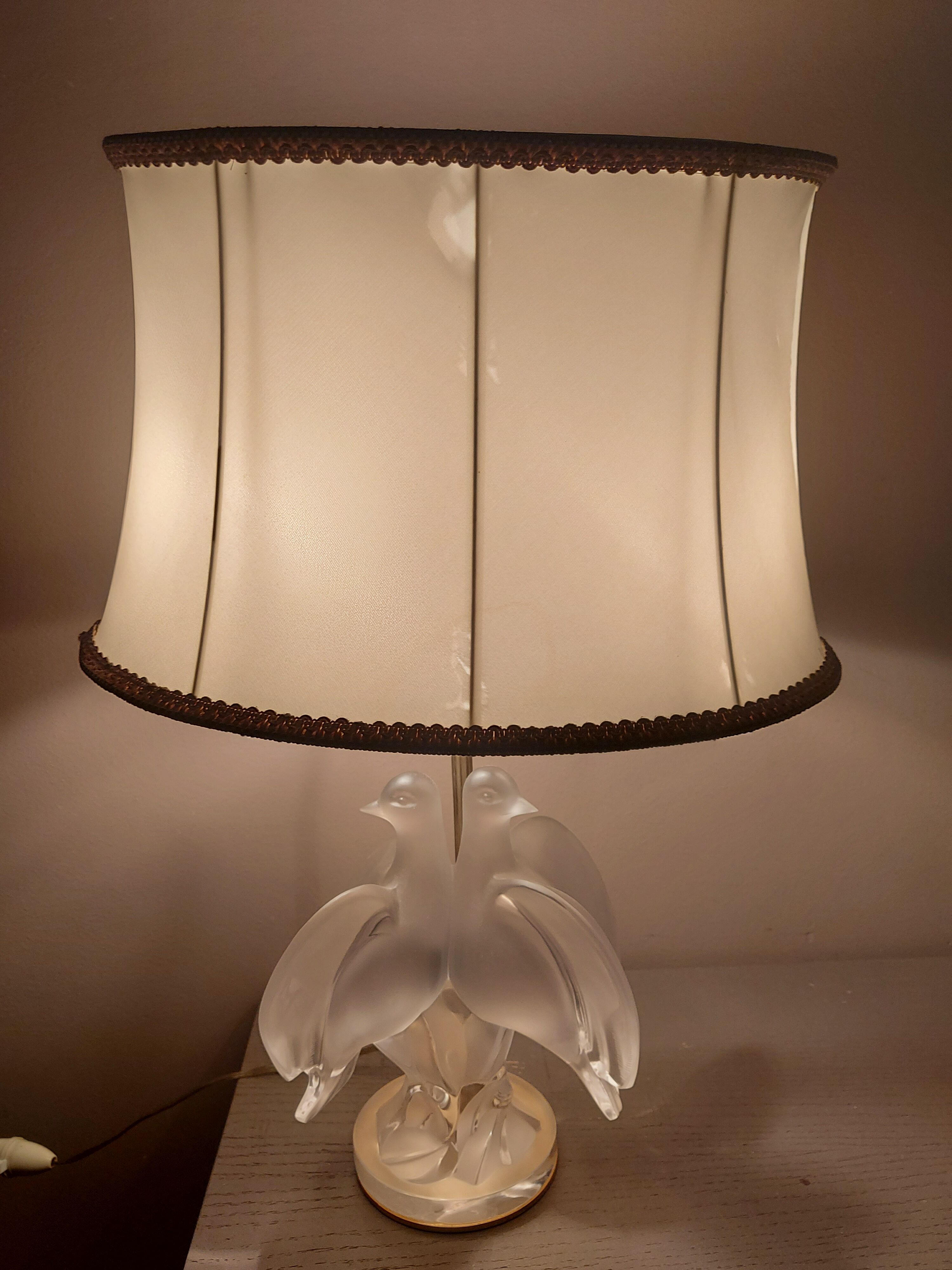 Crystal lamp Lalique with two doves model Ariane