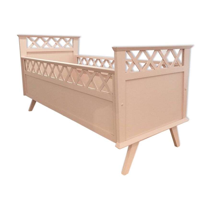 Lit bébé en bois vintage vieux rose | Selency