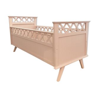 Lit bébé en bois vintage vieux rose