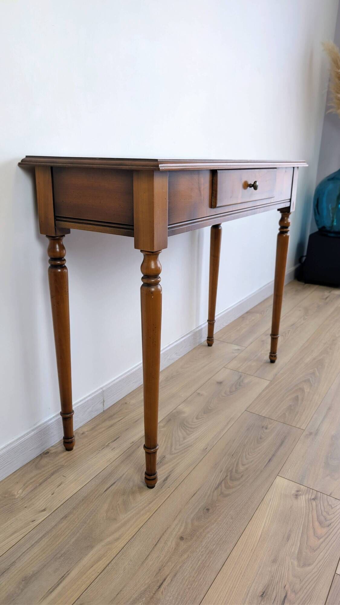 Console in cherry wood with turned legs and drawer – classic charm