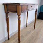 Console en merisier aux pieds tournés et tiroir – charme classique