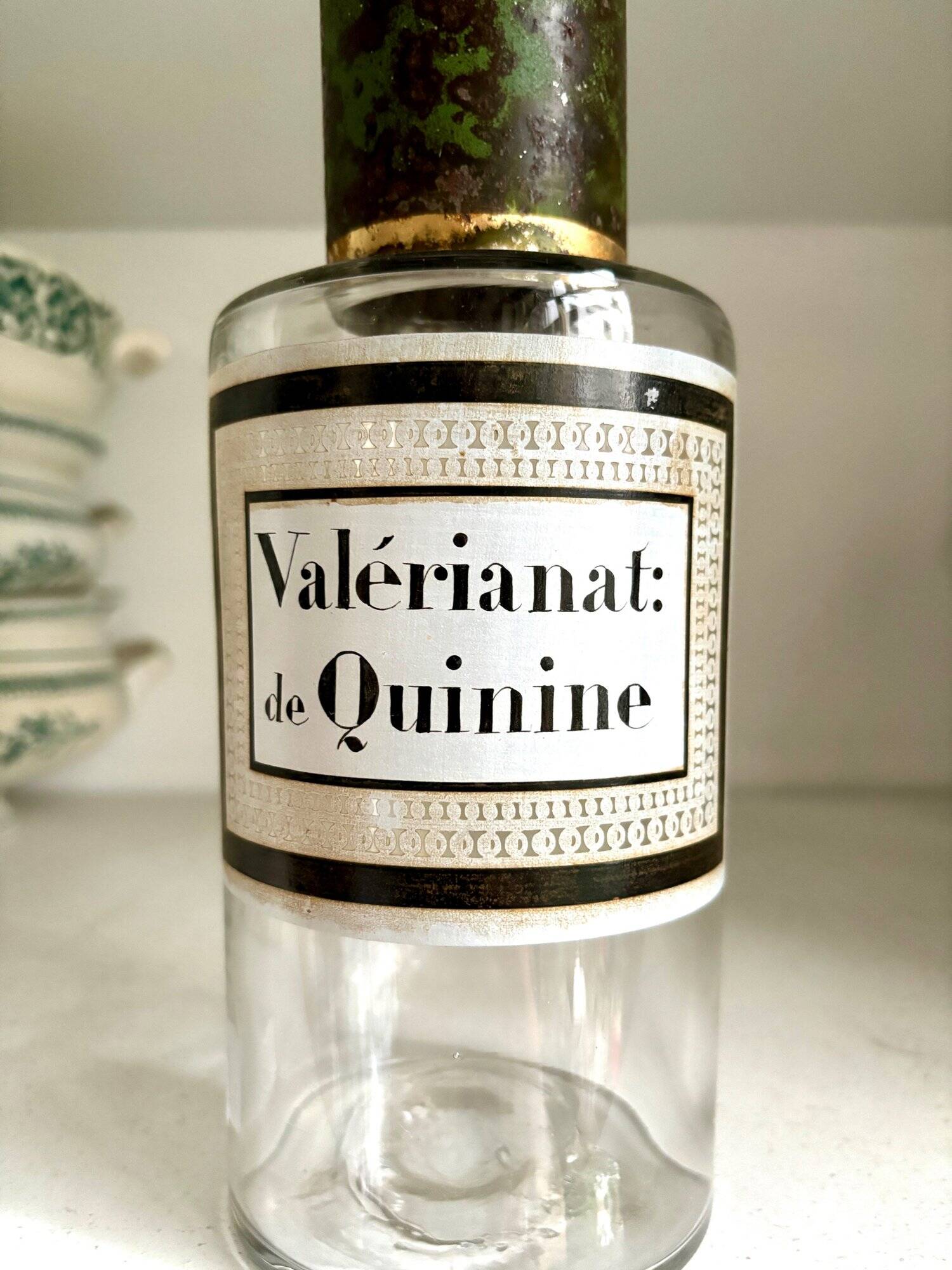 Valerianat: quinine apothecary bottle in transparent glass and metal