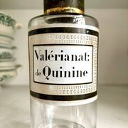 Valerianat: quinine apothecary bottle in transparent glass and metal