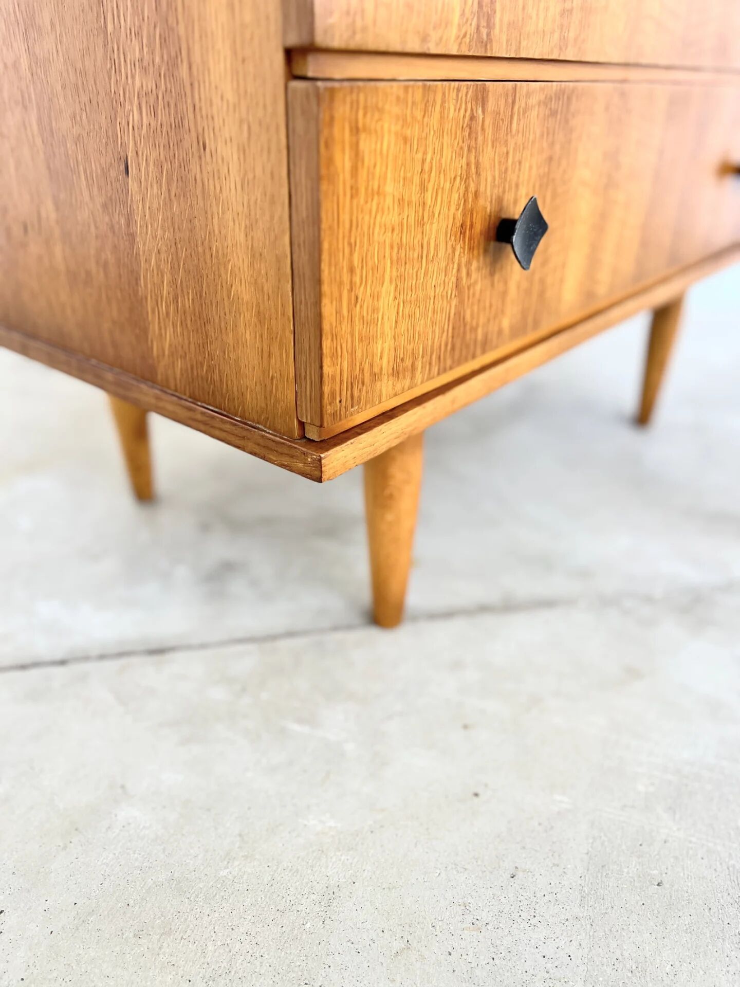 Commode scandinave 3 tiroirs en chêne, boutons noirs — années 60