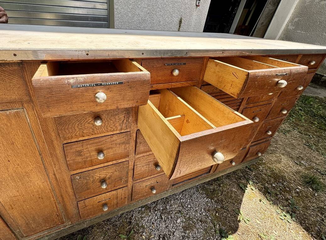 Meuble banque ou comptoir de métier a tiroirs et autres de Pharmacie