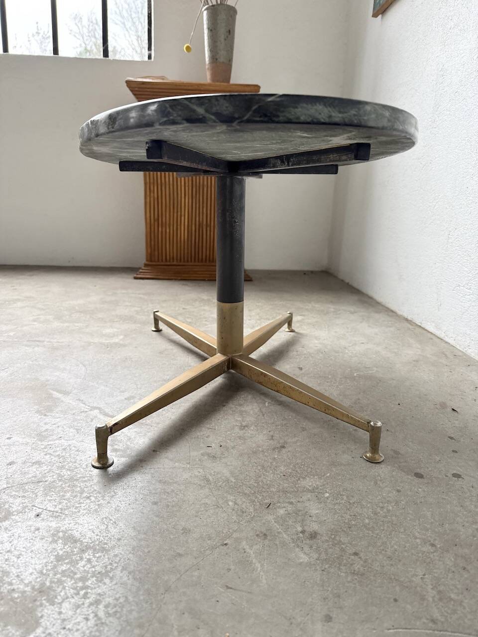 Table basse en marbre vert et laiton par Michel Kin pour Arflex