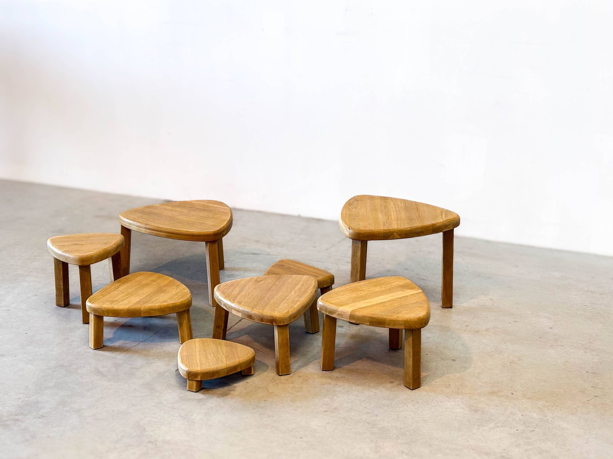 Table basse gigogne en chêne des années 1970
