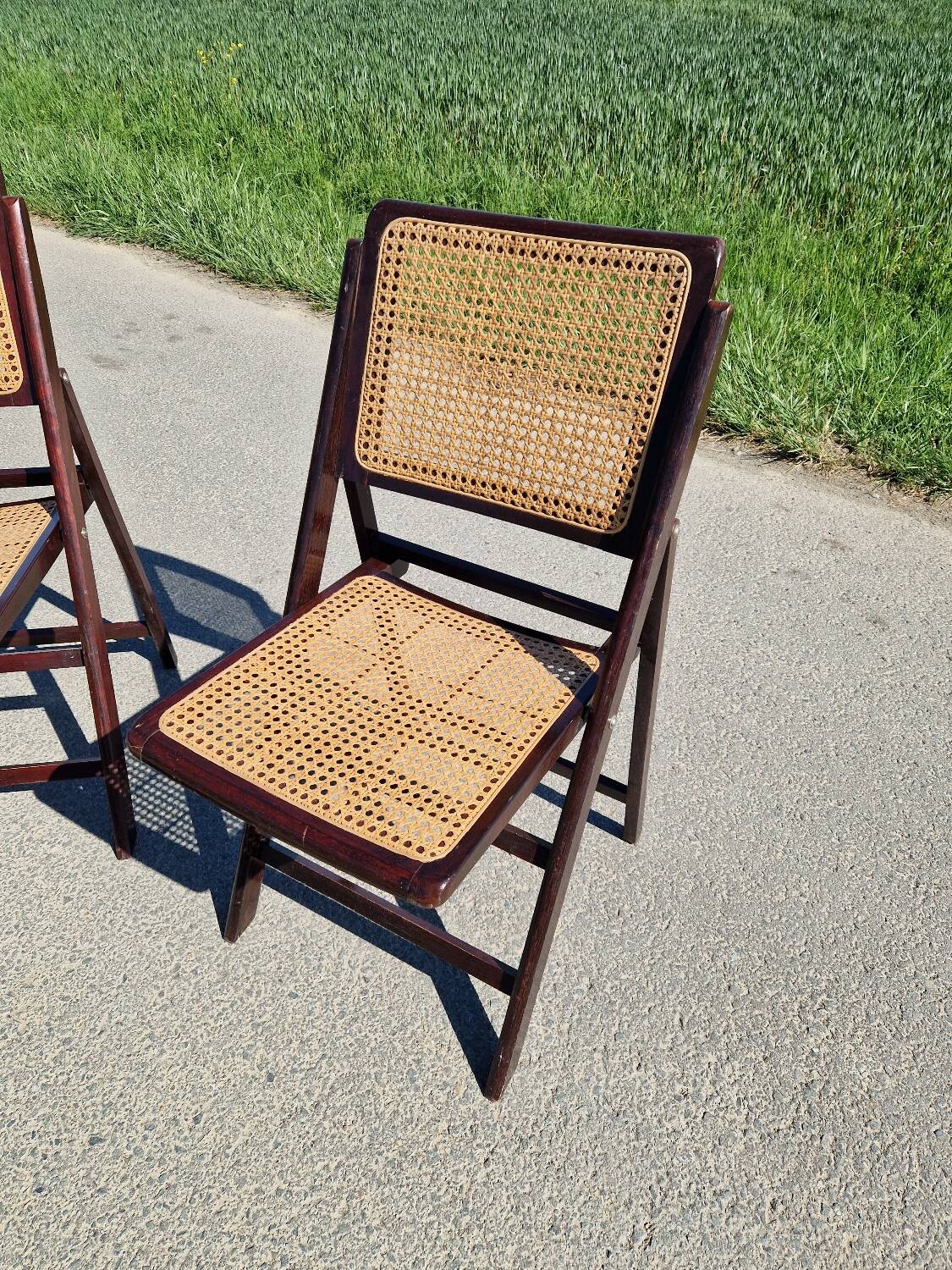 Set of 2 folding chairs in wood and cane.