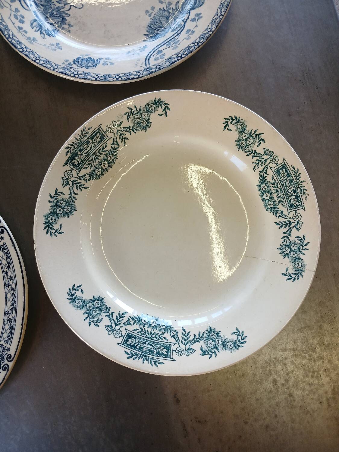 14 mismatched flat plates Terre de fer