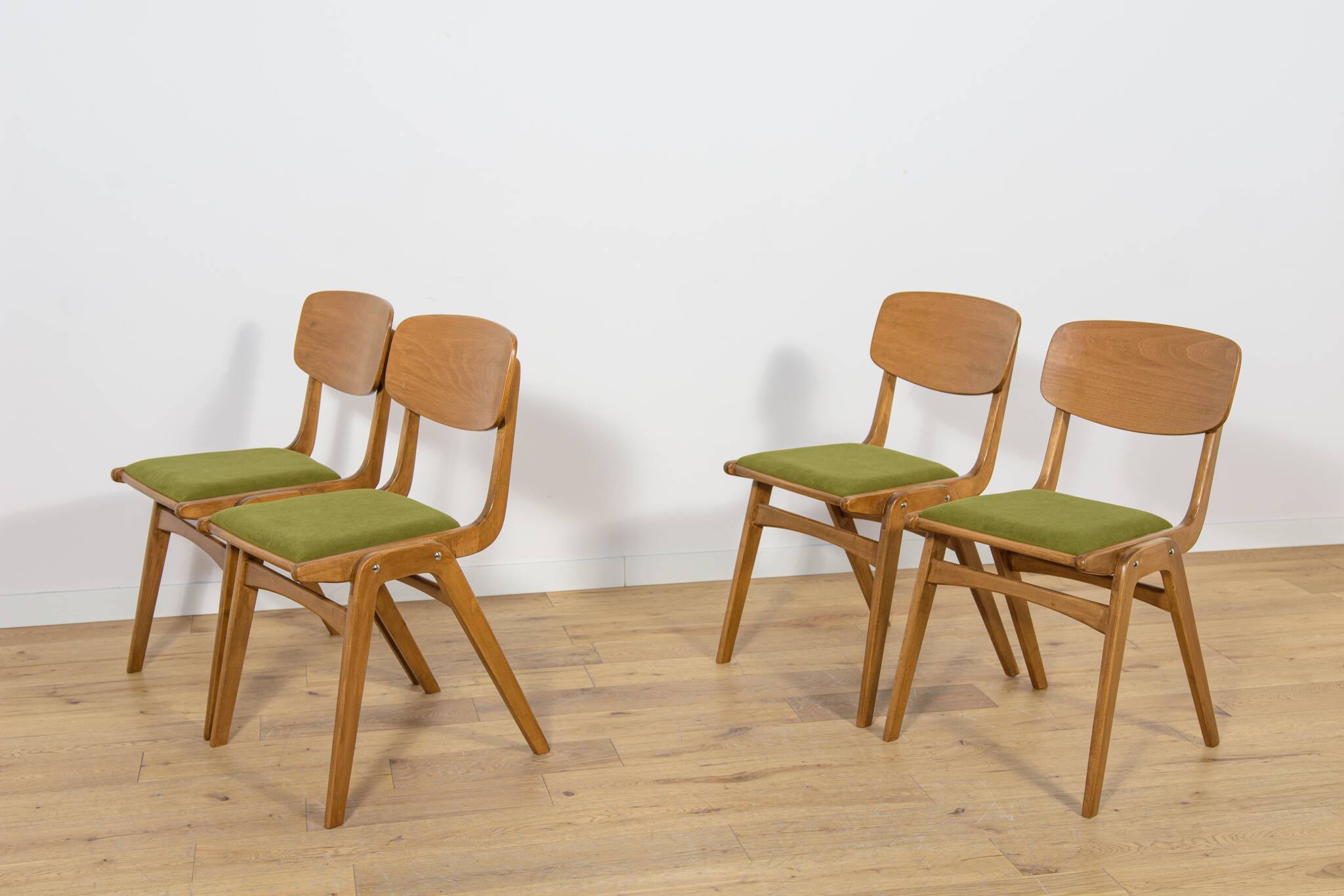 Boomerang Dining Chairs from Goscinski Furniture Factory Model  229XB, Pola