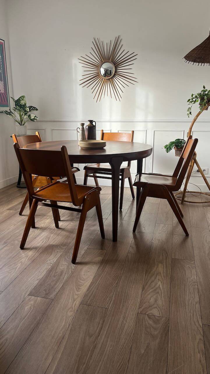 Dining table in rosewood, for 4 to 6 people.