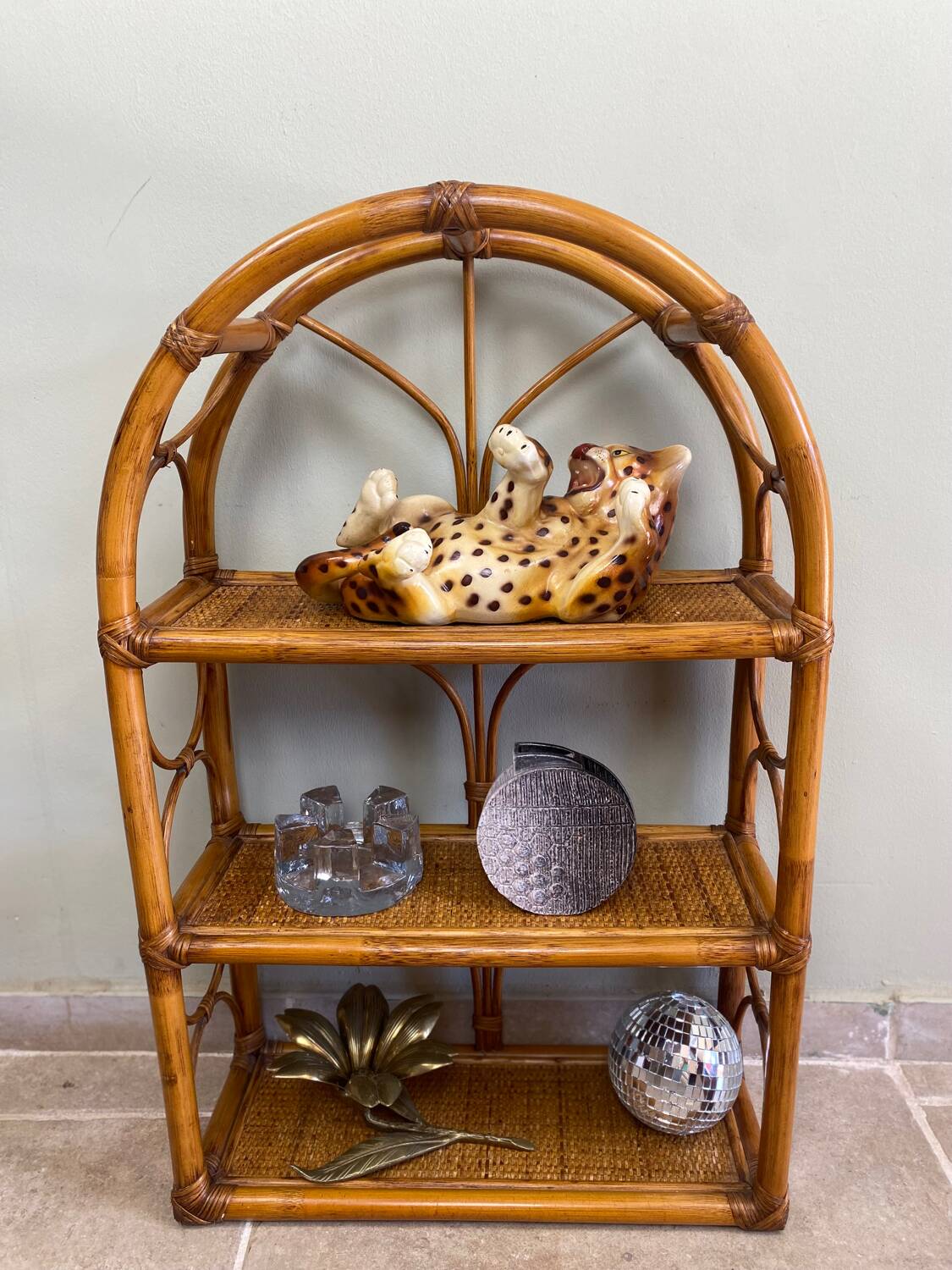 Étagère en rotin vintage