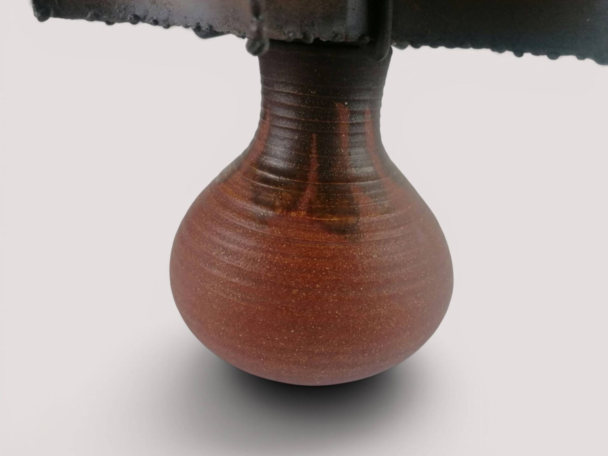 Lampe brutaliste en métal et céramique - Accolay