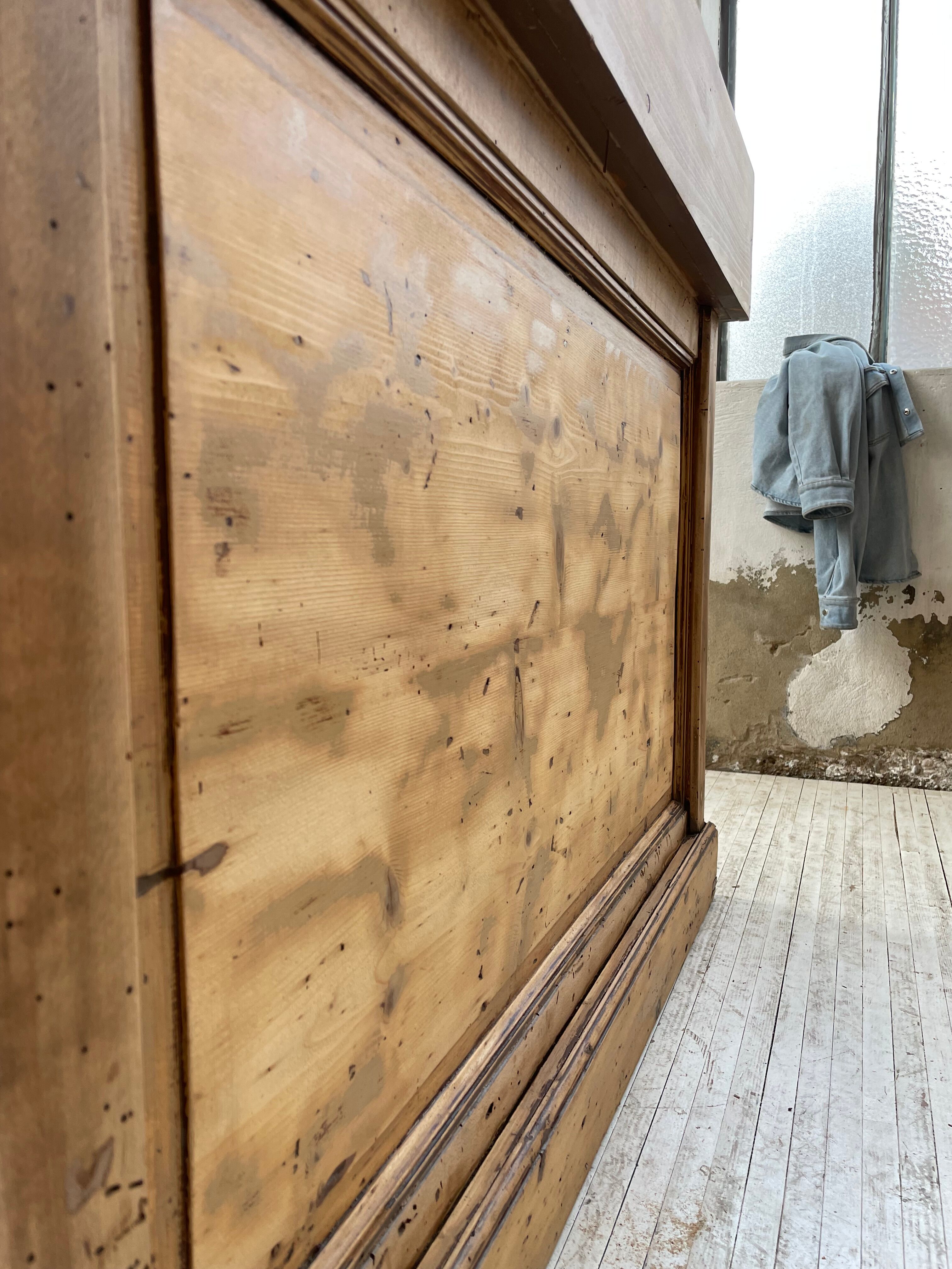 Trading counter central island pine