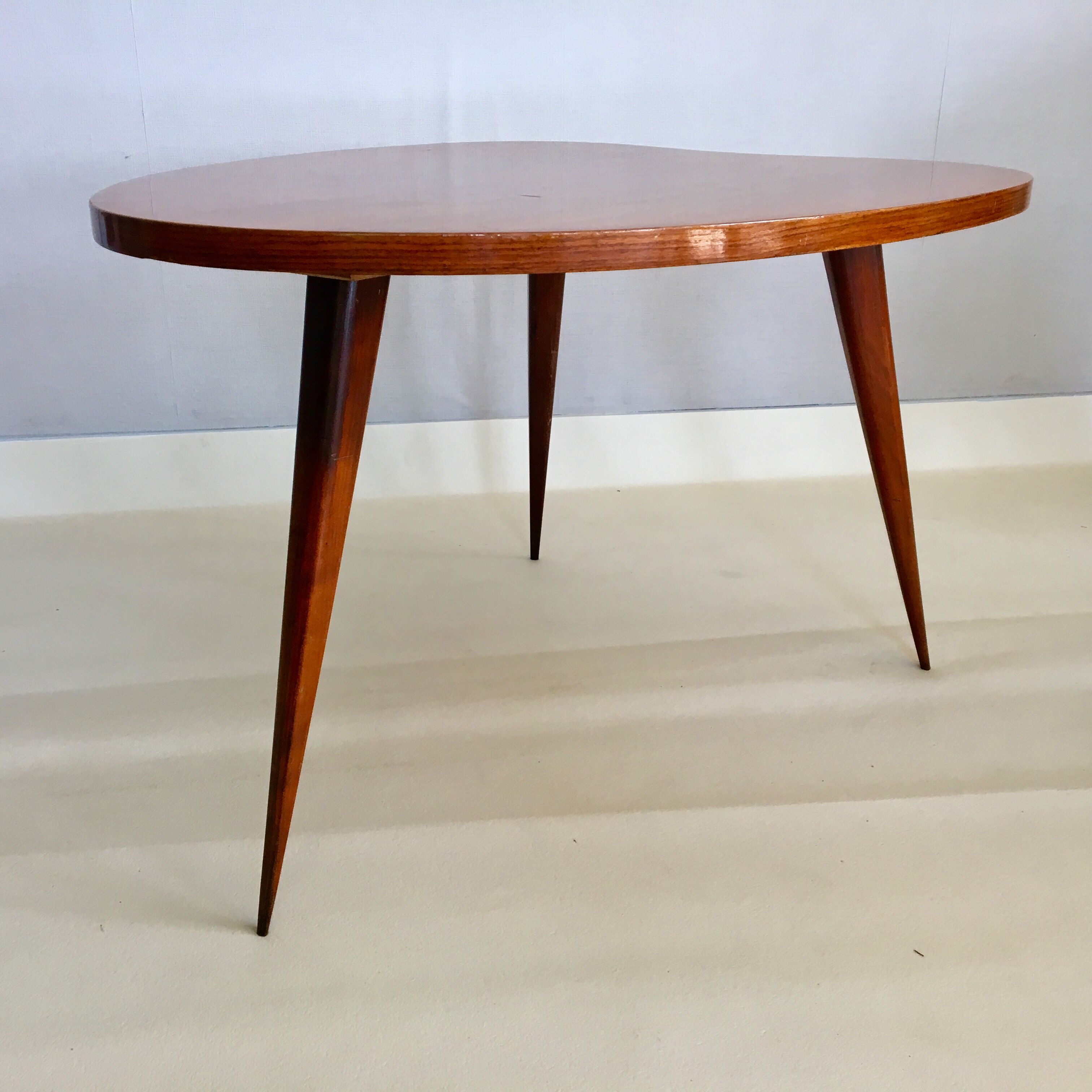 Table basse tripode scandinave