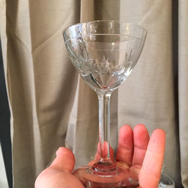 Suite de 10 verres a porto vin cuit ou digestif en verre cisele