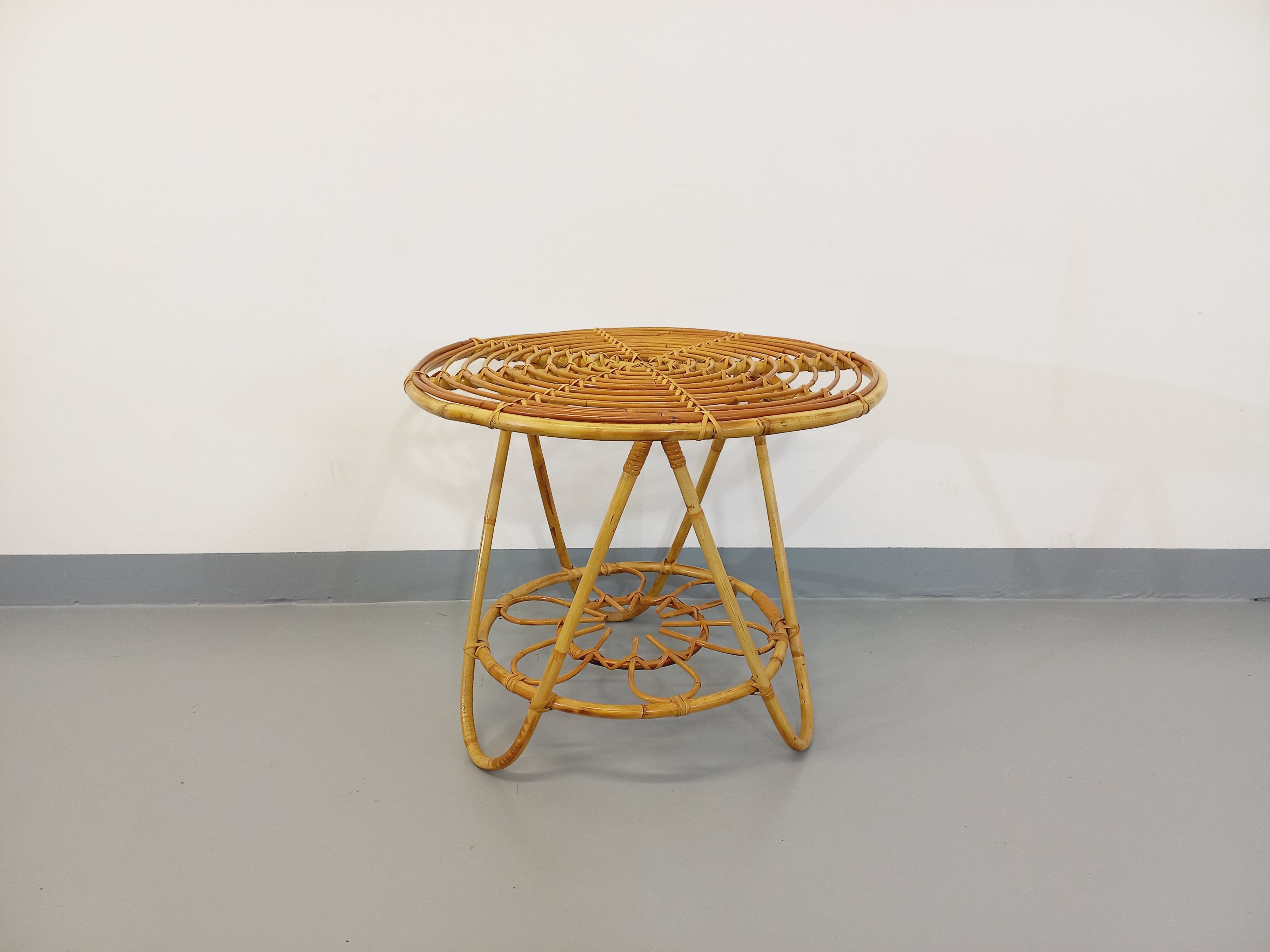 Round coffee table with 60's vintage rattan magazine tray