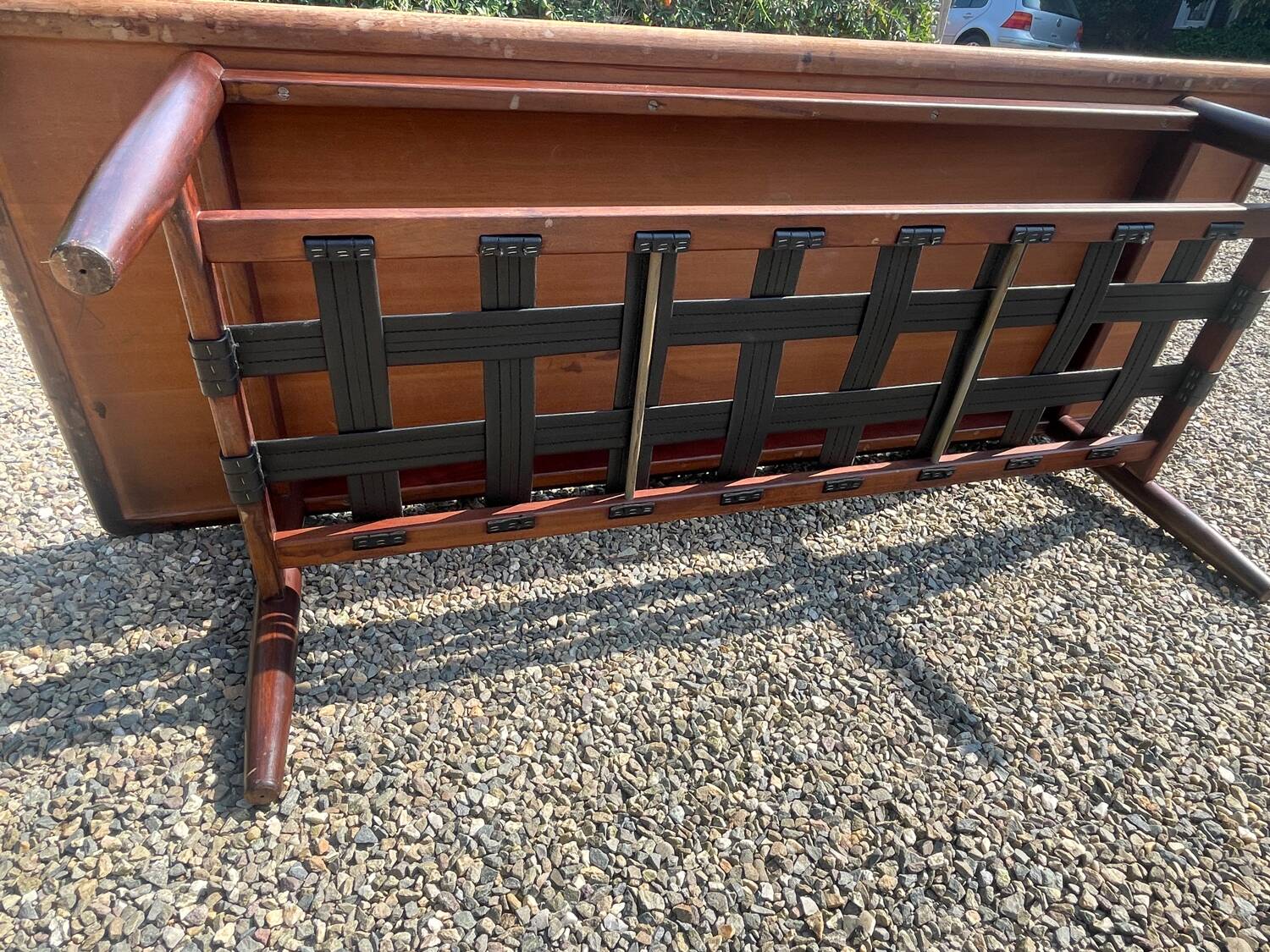 Table en palissandre Topform. Table basse vintage. Sangles en cuir