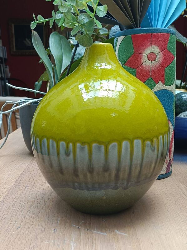 Vase en céramique verte estampillé